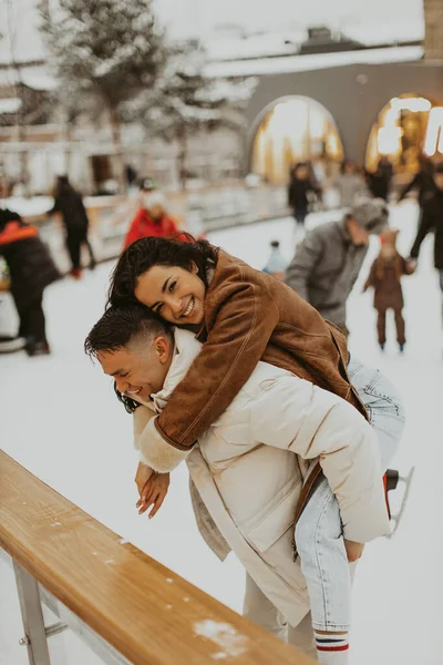 사랑에 아름다운 부부는 야외에 스케이트장에서 스케이트를 있습니다 환상적 휴가야 발렌타인데이 — 스톡 사진