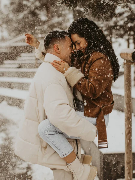 Piękna Para Miłości Całuje Się Śmieje Niesamowite Zimowe Wakacje Walentynki — Zdjęcie stockowe