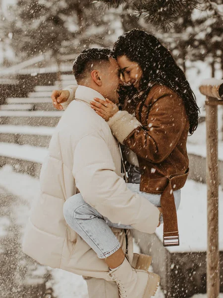 Güzel Bir Çift Öpüşüyor Gülüyor Nanılmaz Bir Kış Tatili Sevgililer — Stok fotoğraf
