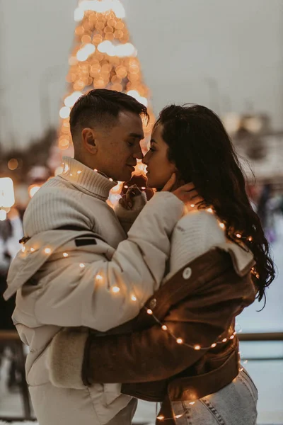 クリスマス前の冬に屋外で恋に若いロマンチックなカップル 二人の恋人は抱き合っていると聖バレンタインの日にキス — ストック写真