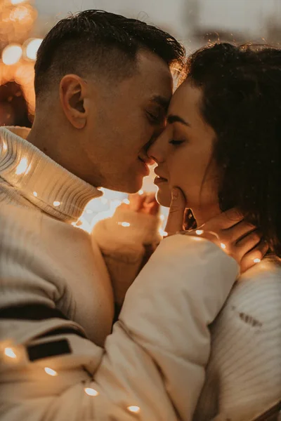 Noel 'den önce, kışın açık havada aşık olan genç bir çift. Sevgililer Günü 'nde iki sevgili sarılıp öpüşüyor..