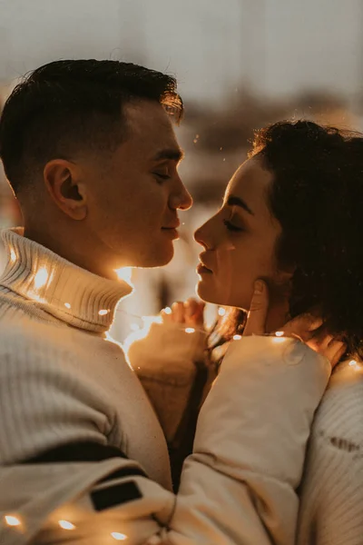 Pasangan Romantis Muda Jatuh Cinta Luar Ruangan Musim Dingin Sebelum — Stok Foto