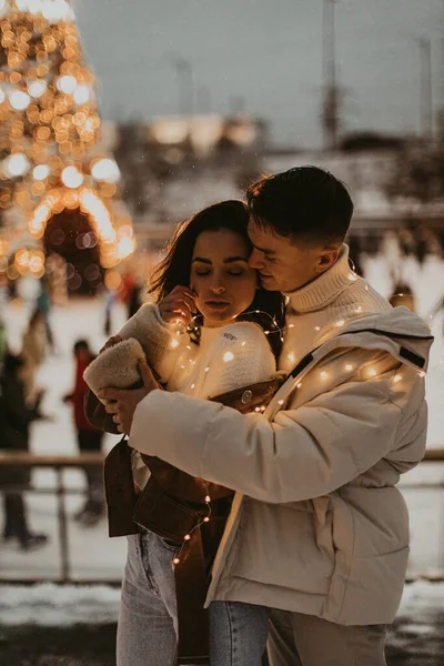 クリスマス前の冬に屋外で恋に若いロマンチックなカップル 二人の恋人は抱き合っていると聖バレンタインの日にキス — ストック写真