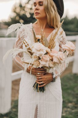 Gelinin düğün buketi, boho tarzı.