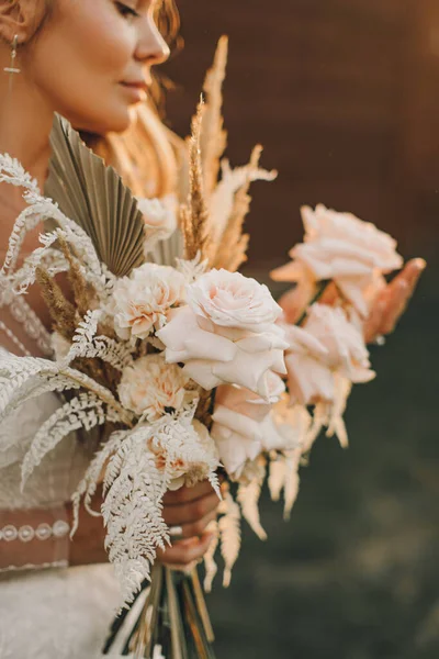 Gelinin düğün buketi, boho tarzı.