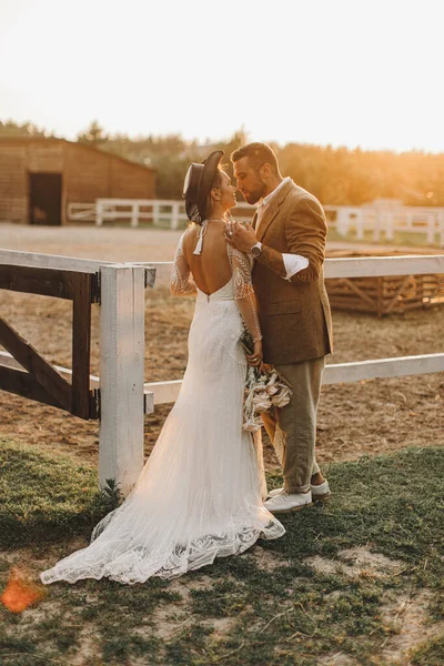 Belo Casal Casamentos Casamento Boêmio Rancho Pôr Sol Mágico — Fotografia de Stock