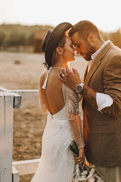 Belo Casal Casamentos Casamento Boêmio Rancho Pôr Sol Mágico — Fotografia de Stock