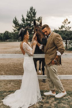 Güzel bir düğün çifti. Çiftlikte bohem düğünü. Sihirli gün batımı