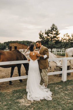 Güzel bir düğün çifti. Çiftlikte bohem düğünü. Sihirli gün batımı