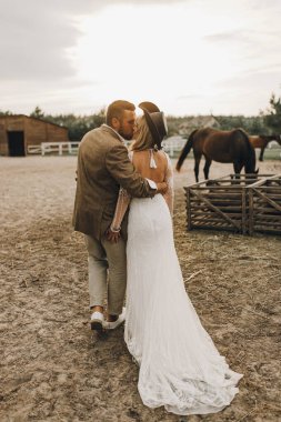 Güzel bir düğün çifti. Çiftlikte bohem düğünü. Sihirli gün batımı