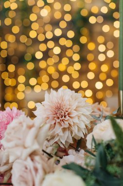 Düğün masalarının çiçek süslemesi.