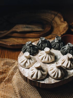 Masada un içinde çiğ khinkali.