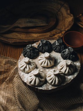 Masada un içinde çiğ khinkali.