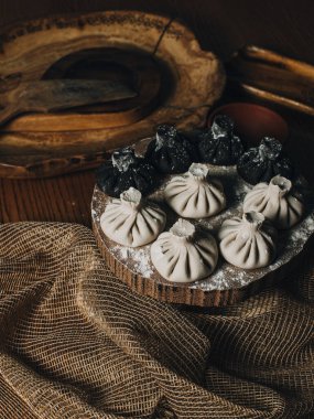 Masada un içinde çiğ khinkali.