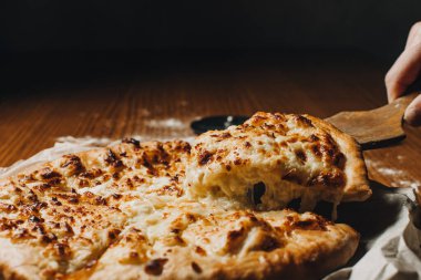 Sülün peynirli Gürcü khachapuri mingrelian