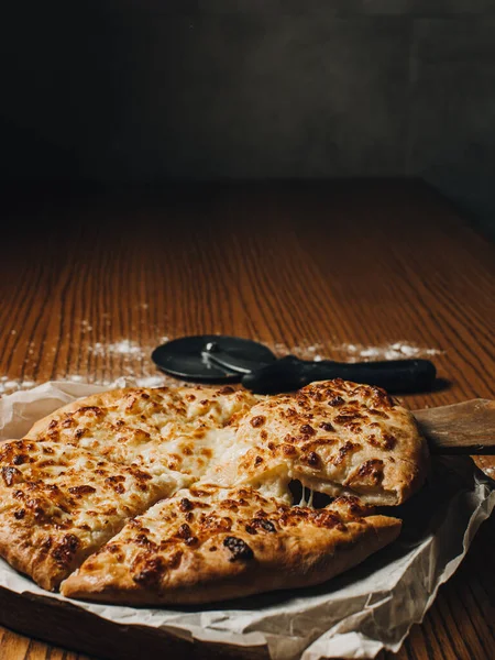 Georgische Khachapuri Mingrelian Met Sulguni Kaas Stockfoto