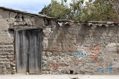 Bir Adobe duvar ahşap kapı