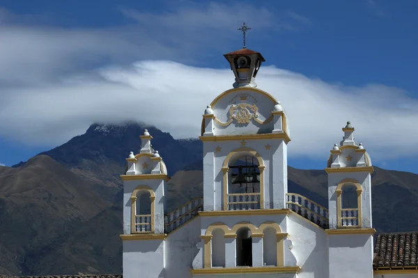 Quiroga kerk met mount cotacachi — Stockfoto