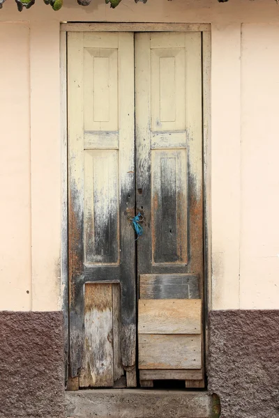 Weathered blanco y marrón puerta —  Fotos de Stock