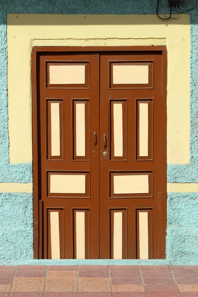 Bruin deur met beige trim — Stockfoto