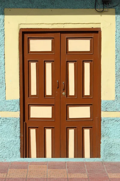 kahverengi bej döşeme kapıyla
