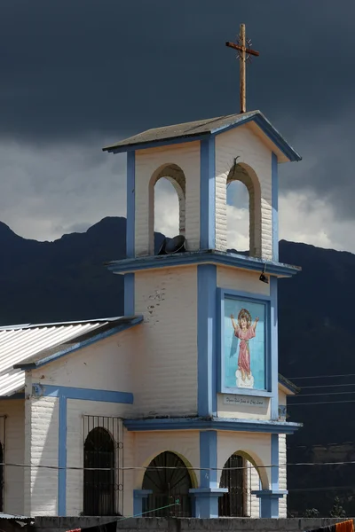 一座乡村教堂的尖塔 — 图库照片