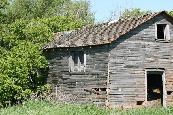 Grange abandonnée tombant en ruine — Photo