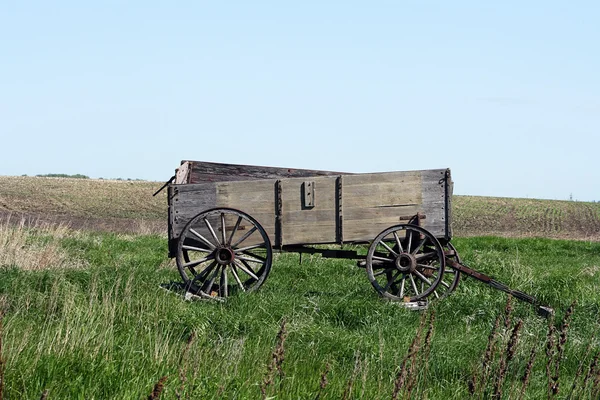 Carro de grano abandonado en un campo — Foto de Stock