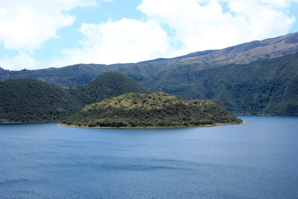 Lava koepel eiland in Lake Cuicocha — Stockfoto