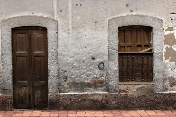 Ventana marrón y puerta en una pared —  Fotos de Stock