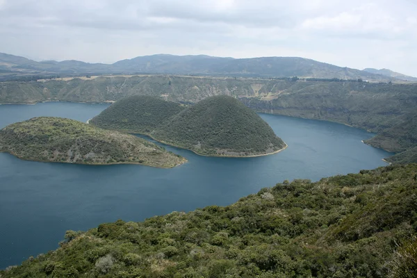 Vulkanische eilanden in Lake Cuicocha — Stockfoto