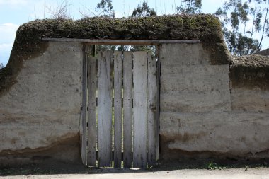 Adobe duvar ahşap kapı