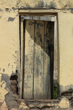 Yıpranmış sarı kapı