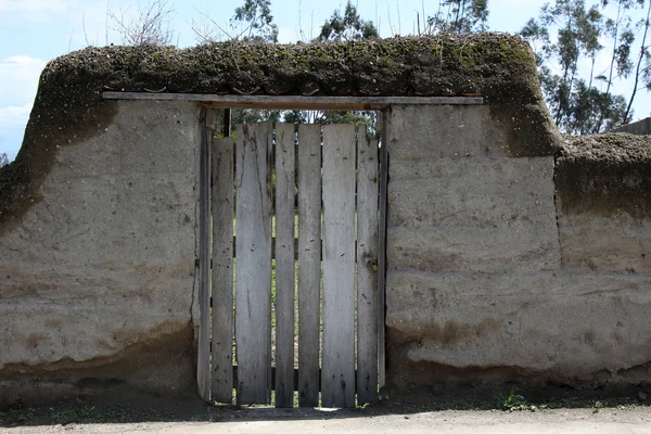 Adobe duvar ahşap kapı