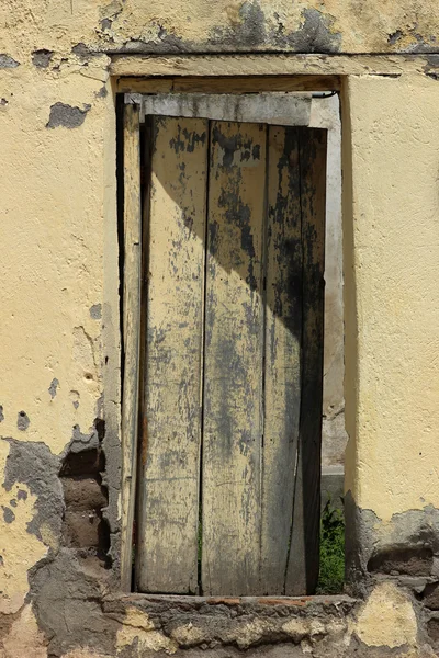 Yıpranmış sarı kapı