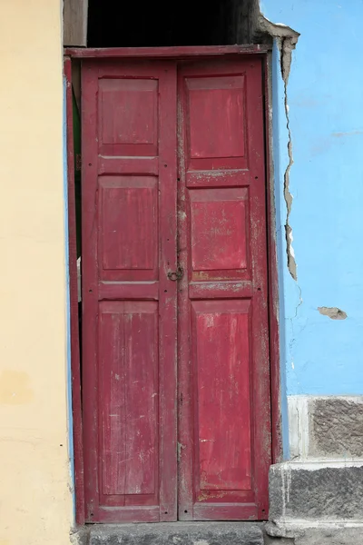Rode deur in geschilderde muur — Stockfoto