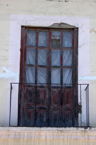 Porte en bois rouge altérée — Photo