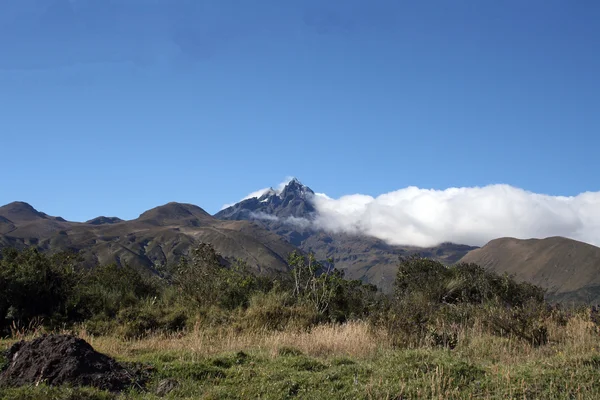 Bulutlar kar üzerinde haddeleme Mount Cotacachi kaplı — Stok fotoğraf