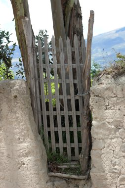 Adobe duvar ahşap kapı