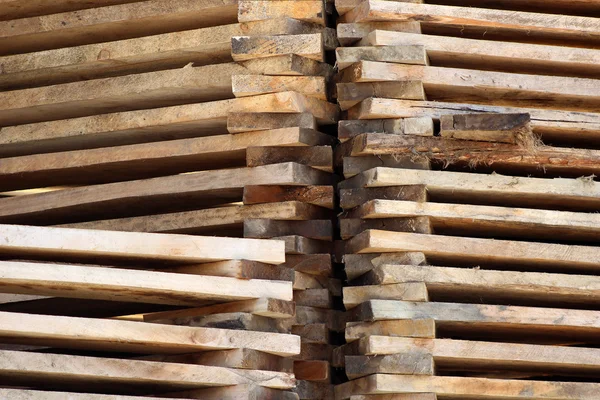 Штабелированные деревянные доски — стоковое фото