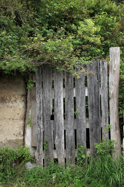 Grå Gate intill en gata — Stockfoto