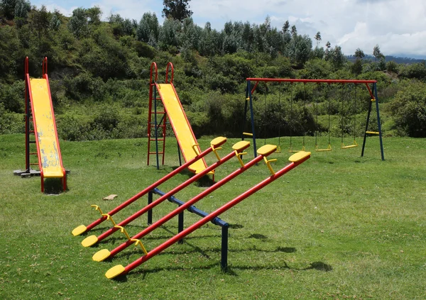 Parque infantil em um parque — Fotografia de Stock