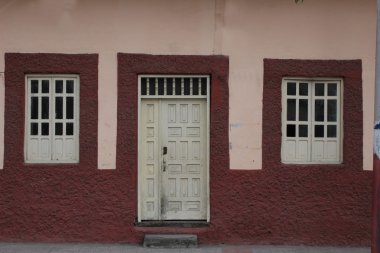 Pencere ve kapı bir duvarındaki