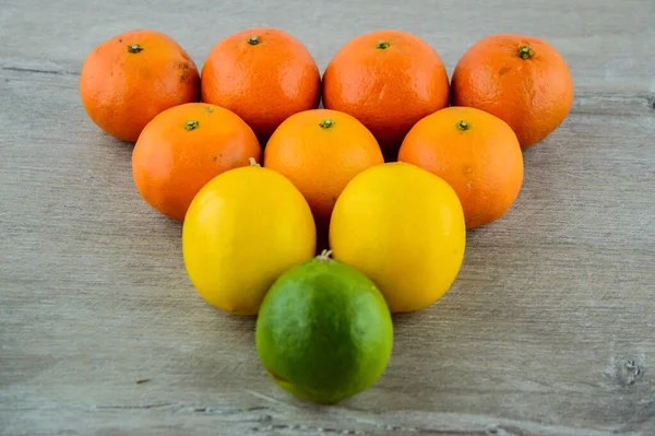 Egészséges Táplálkozás Hasznos Citrusfélék Mandarin Citrom Lime Piramis Alakú Asztalra — Stock Fotó