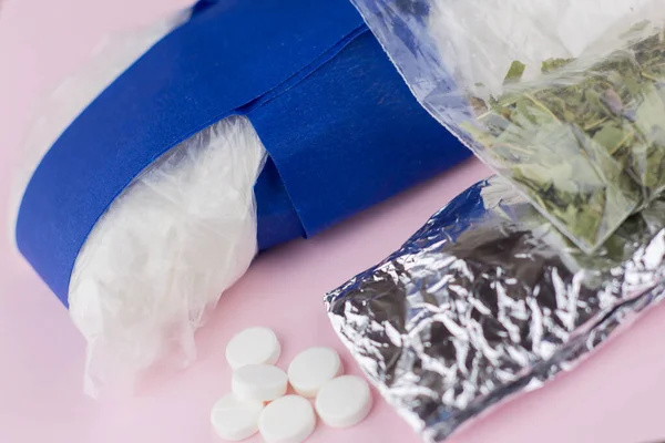 Yasak Madde Deposu Çeşitli Uyuşturucular Eroin Kokain Şüpheli Tabletler Masaya — Stok fotoğraf