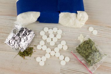 Tehlikeli bağımlılık - kokain, eroin, baharat, marihuana ve benzeri - erkek