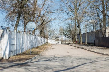 Kaldırımda eski beyaz beton çitler