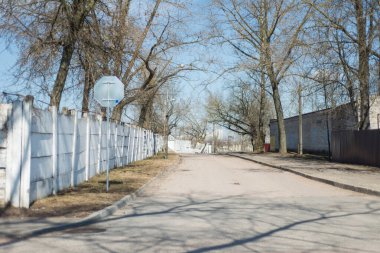 Kaldırımda eski beyaz beton çitler