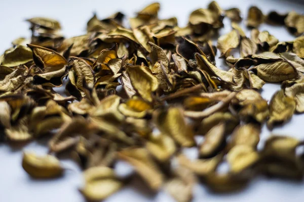 Szekrény Szárított Arany Szirmok Izolált Fehér Tea Alternatív Gyógyászat — Stock Fotó