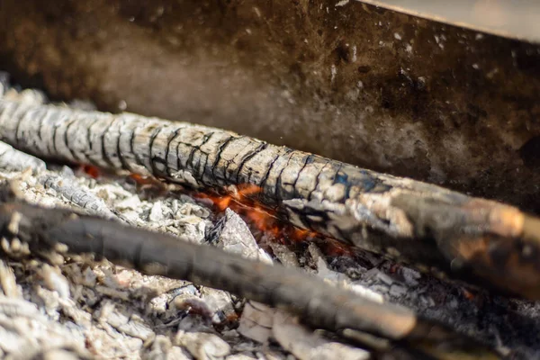 Barbecue Parkban Parázslik Grillben Szenet Hamu Borítja Láng Száraz Fát — Stock Fotó